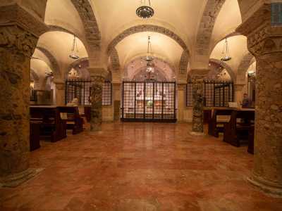 Usciamo ora dal presbiterio per visitare la cripta: un ambiente dai colori caldi diviso in quattro navate e dominato da ben 26 colonne in marmo, i cui capitelli sono variamente decorati in stile romanico e bizantino